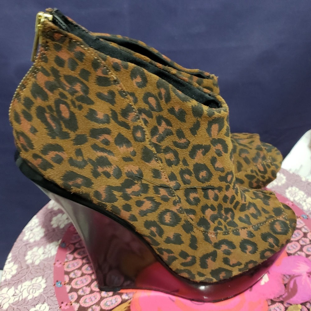 Wedge heel shoes